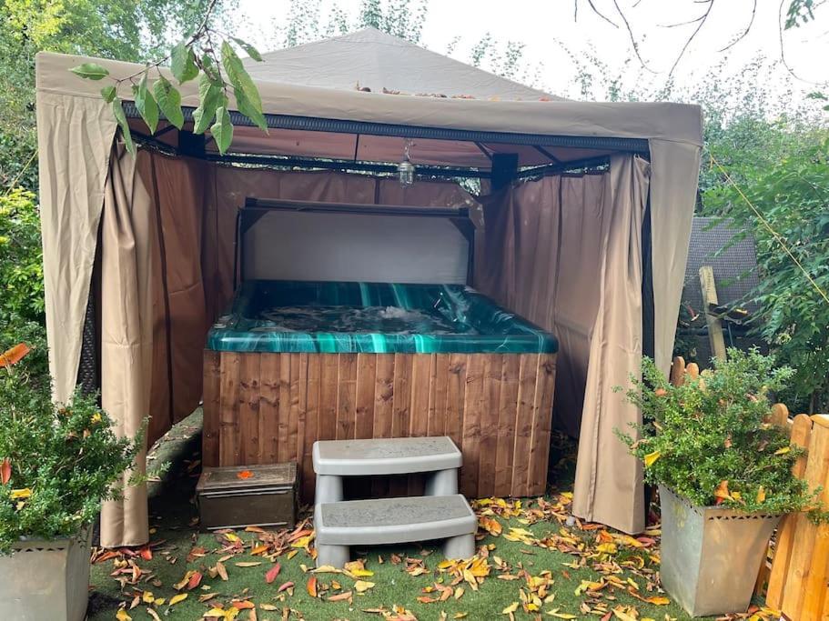 Апартаменты The Big Cosy Boudoir Bed + Hot Tub Harvington Экстерьер фото