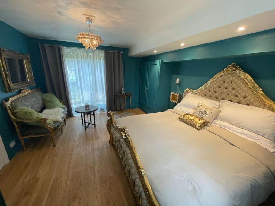 Апартаменты The Big Cosy Boudoir Bed + Hot Tub Harvington Экстерьер фото